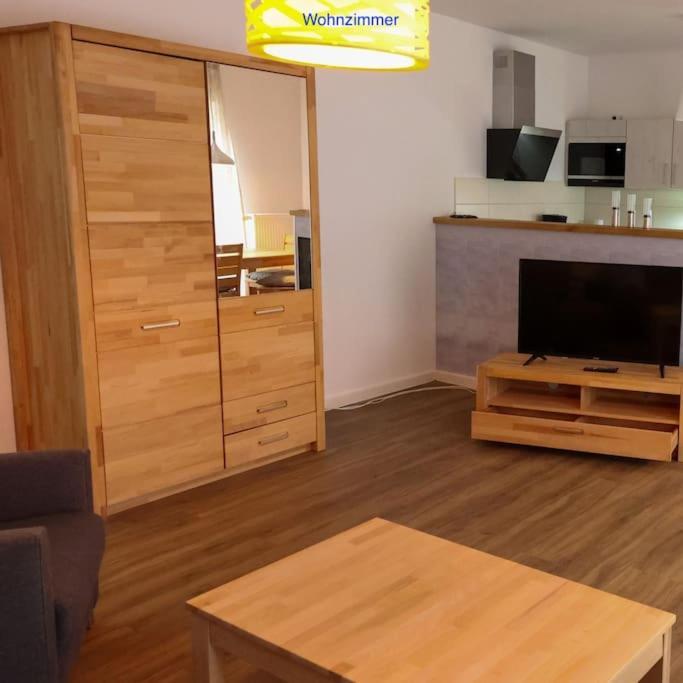 Freundliche Wohnung Mit Parkplatz Und Terrasse Нойбранденбург Экстерьер фото